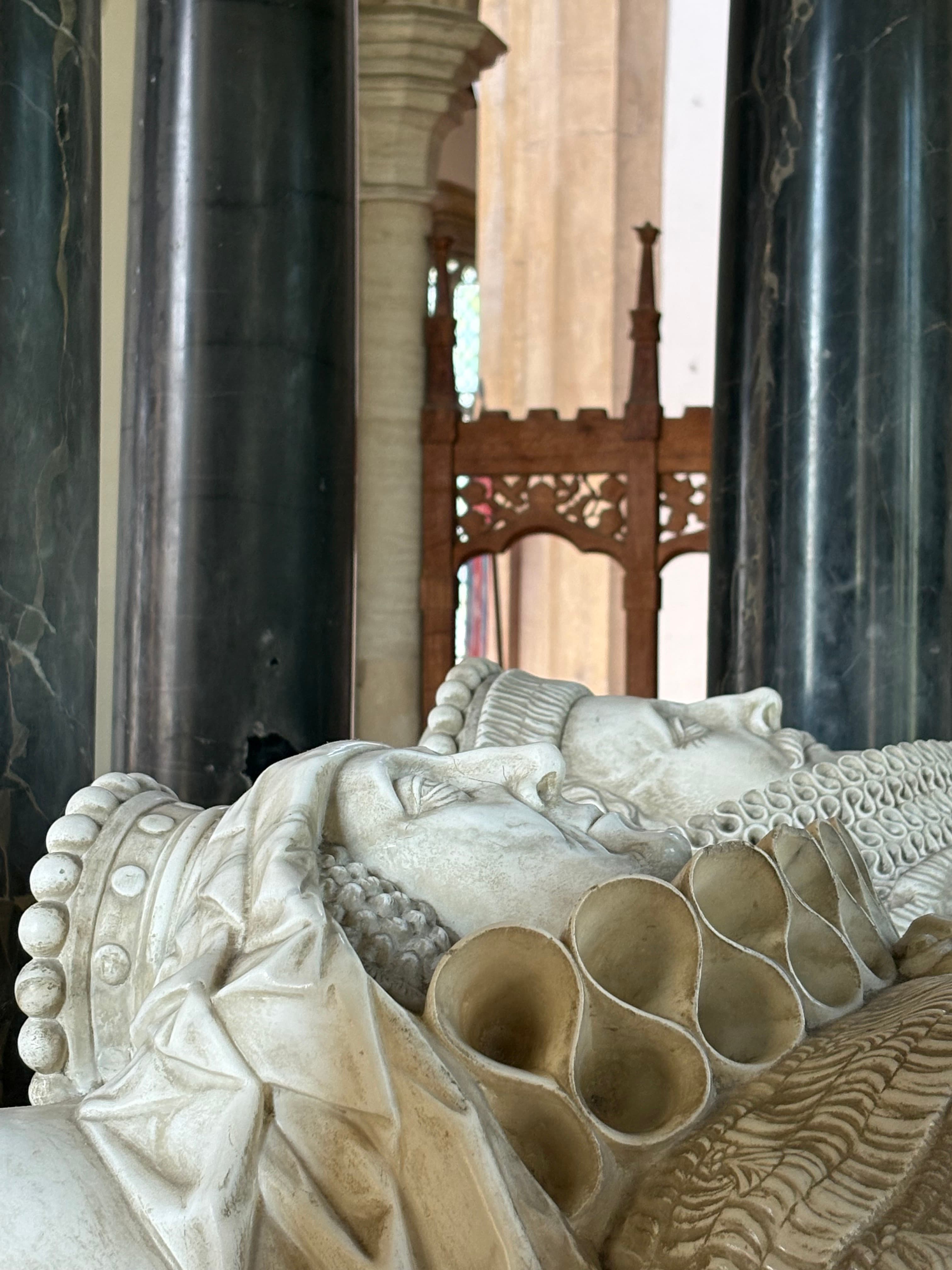 Close-up of the marble effigy of a Hicks family member — Elizabethan ruff and ornately carved costume detail